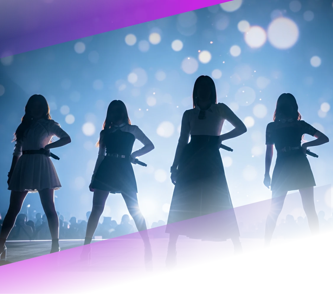 ステージ上でポーズを決める4人の女性パフォーマーのシルエット